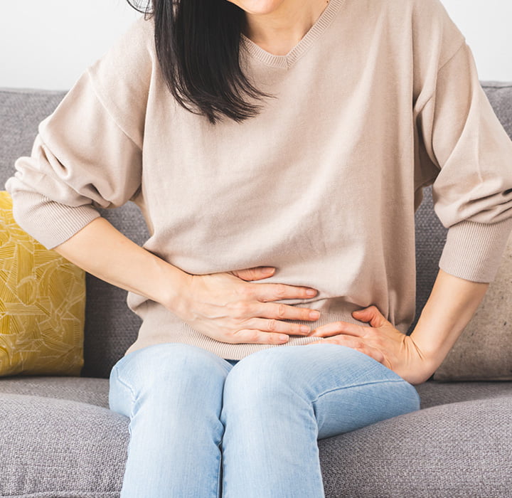 下腹部をおさえる女性