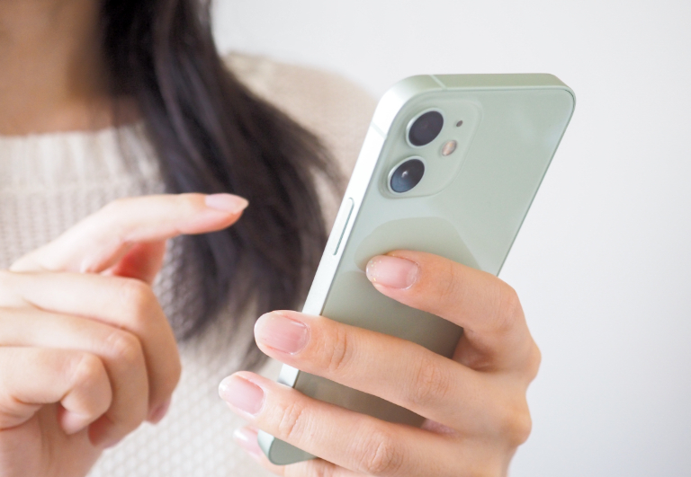 スマホを操作する女性